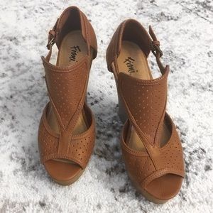 Fioni Wedge Sandals (brown)